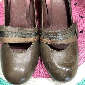 GUC~Indigo by Clarks Leather  Pumps Mary Jane Heels~8M